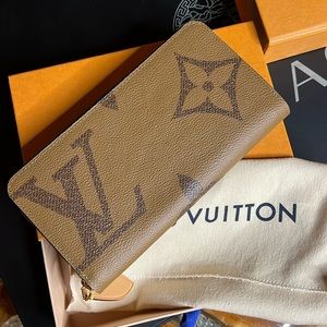 •NIB Louis Vuitton Giant Reverse wallet